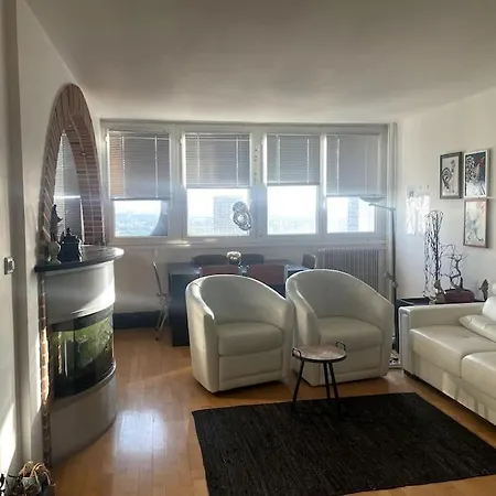 Apartment Parisien Dans Le Quartier Asiatique *